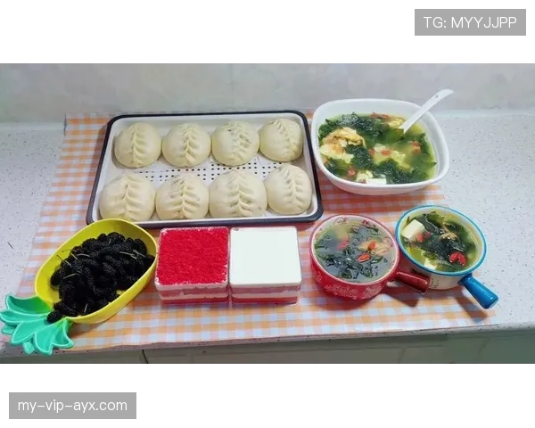 拉菲尼亚赛后回家随手做个早餐，桌上那盘东西把我一个月工资秒成零