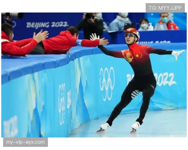 武大靖穿西装比平时帅多了，完全不像冰场上那个疯子嘛！