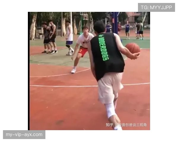 篮球裁判判定翻腕违例有哪些标准和细节要点？